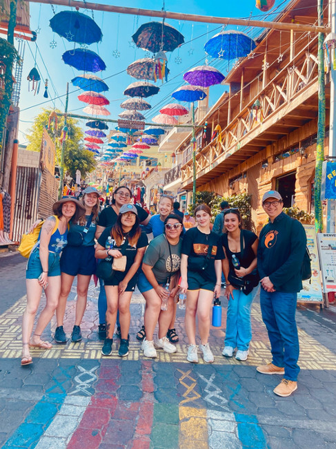 Students and Faculty pose in Guatemala